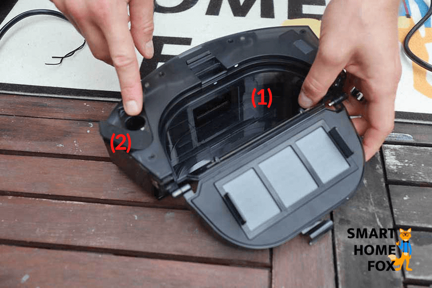 Der mobile Staubtank / Wassertank des Proscenic M8 PRO wird in den Händen gehalten